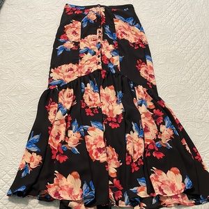 Women’s black red and blue floral skirt mermaid cut NWOT